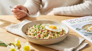 Délicieux et aromatique, ce riz poêlé aux petits pois se prépare en seulement 20 minutes