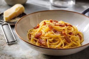 Assiette de carbonara maison au guanciale et pecorino