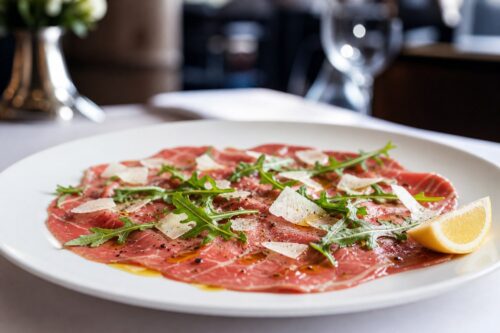 Carpaccio de bœuf avec parmesan, roquette, citron et filet d’huile d’olive