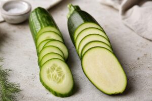 Concombre et courgette coupés pour comparer leur chair