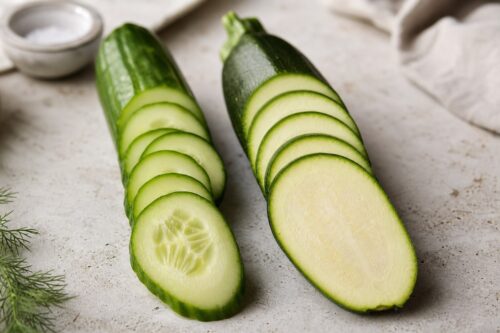 Concombre et courgette coupés pour comparer leur chair