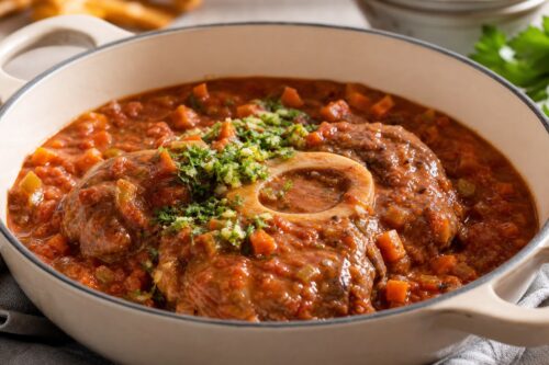 Osso bucco de veau mijoté dans une cocotte avec sauce tomate et gremolata