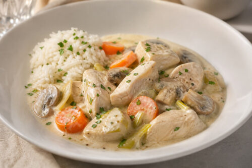 Blanquette de poulet avec sauce blanche nappante, carottes, champignons et riz