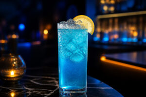 Cocktail Blue Lagoon bleu vif avec glaçons et rondelle de citron