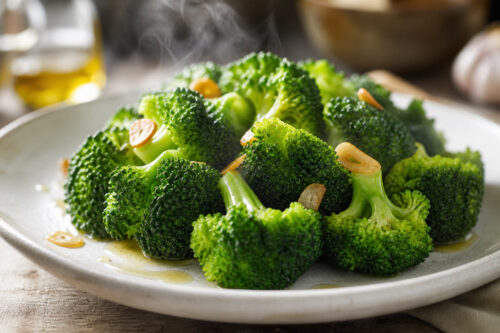 Fleurettes de brocoli vertes et croquantes avec ail doré dans une assiette