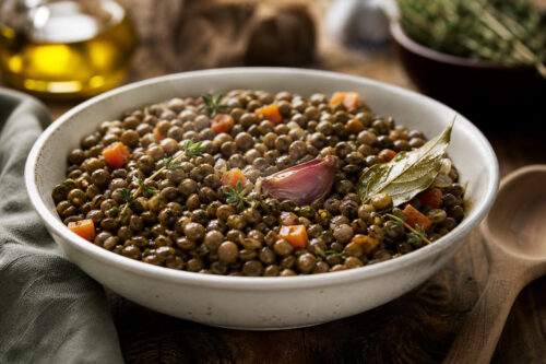 Bol de lentilles vertes entières avec aromates et carottes