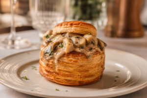 Vol-au-vent croustillant garni de sauce crémeuse aux champignons
