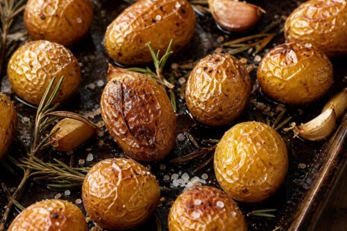 Pommes de terre grenailles rôties au four avec romarin ail et gros sel