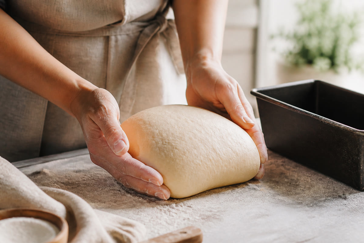 Façonnage d’une pâte à pain de mie avant la mise en moule