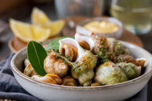 Bulots cuits servis avec citron et mayonnaise maison