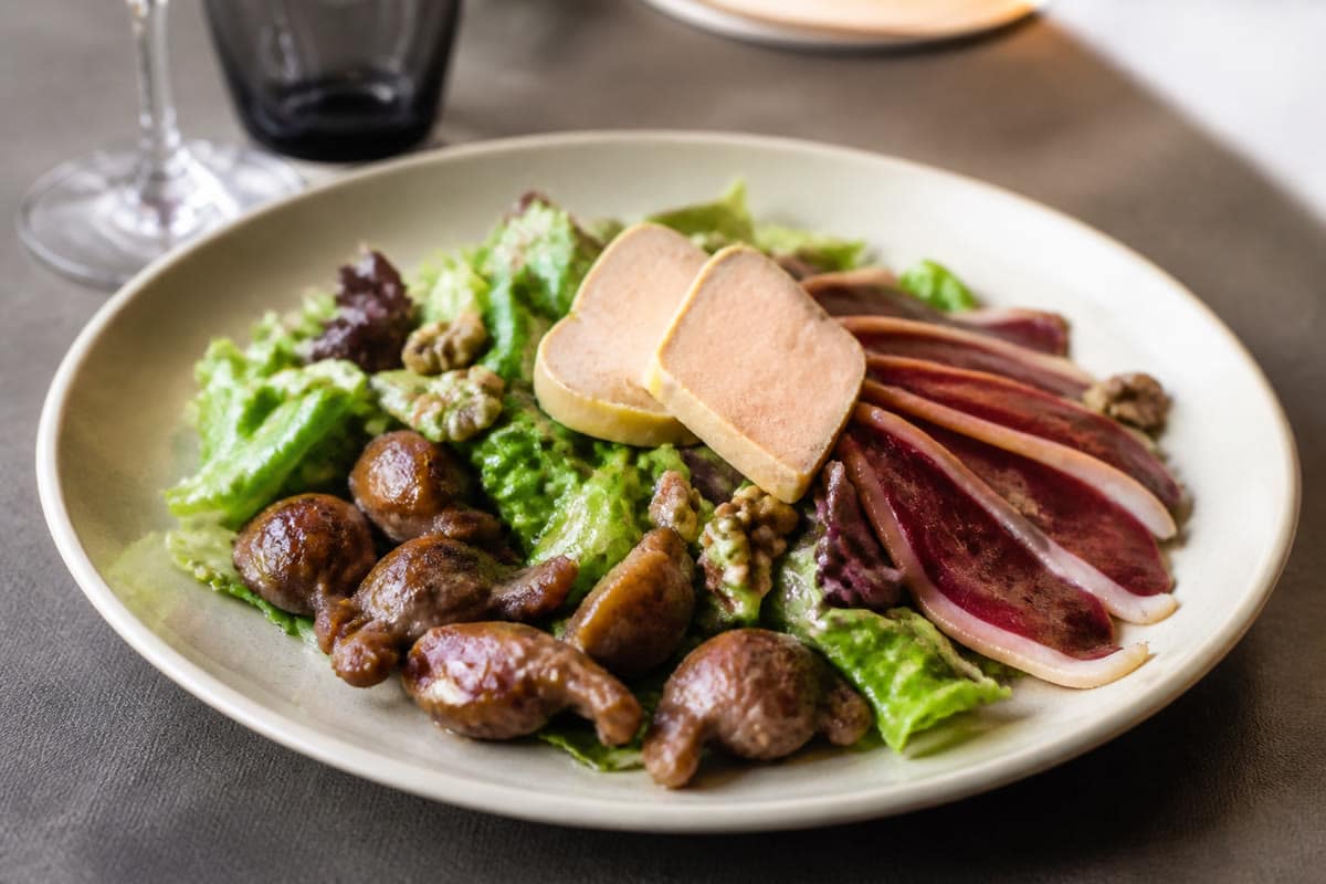 Salade landaise avec foie gras froid, gésiers tièdes et magret fumé