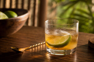 Verre de ti punch avec citron vert et rhum agricole