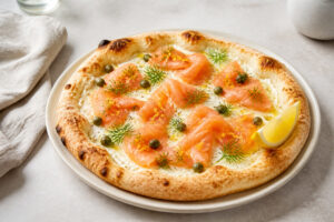 Pizza blanche au saumon fumé, aneth, câpres et citron