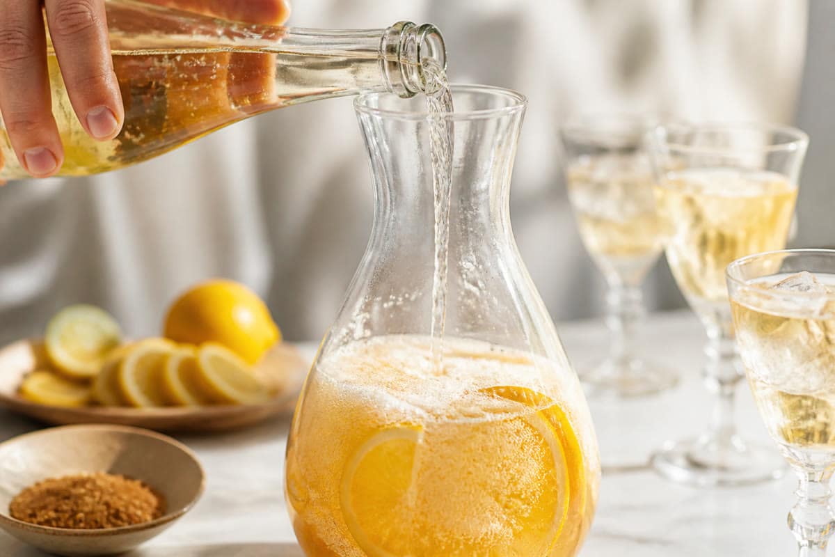 Crémant versé dans une carafe pour une soupe angevine