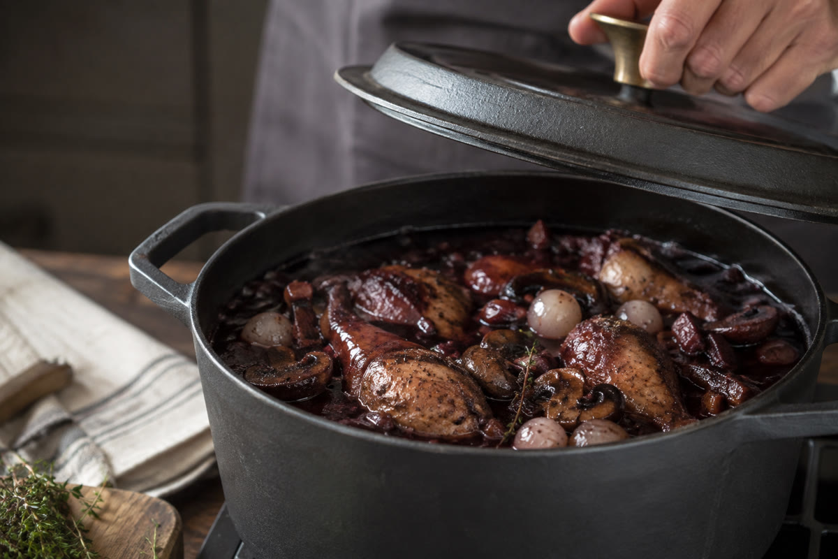 Cocotte de coq au vin maintenue à frémissement doux sous son couvercle