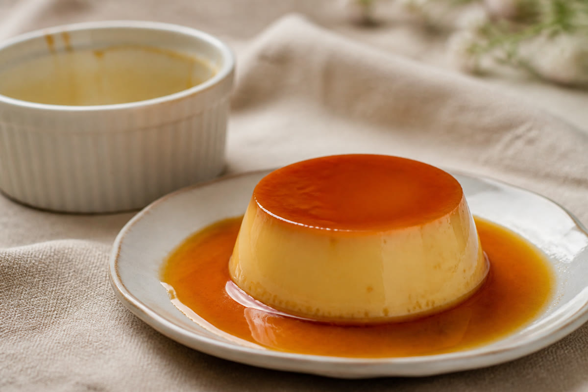 Crème caramel lisse démoulée avec caramel ambré fluide