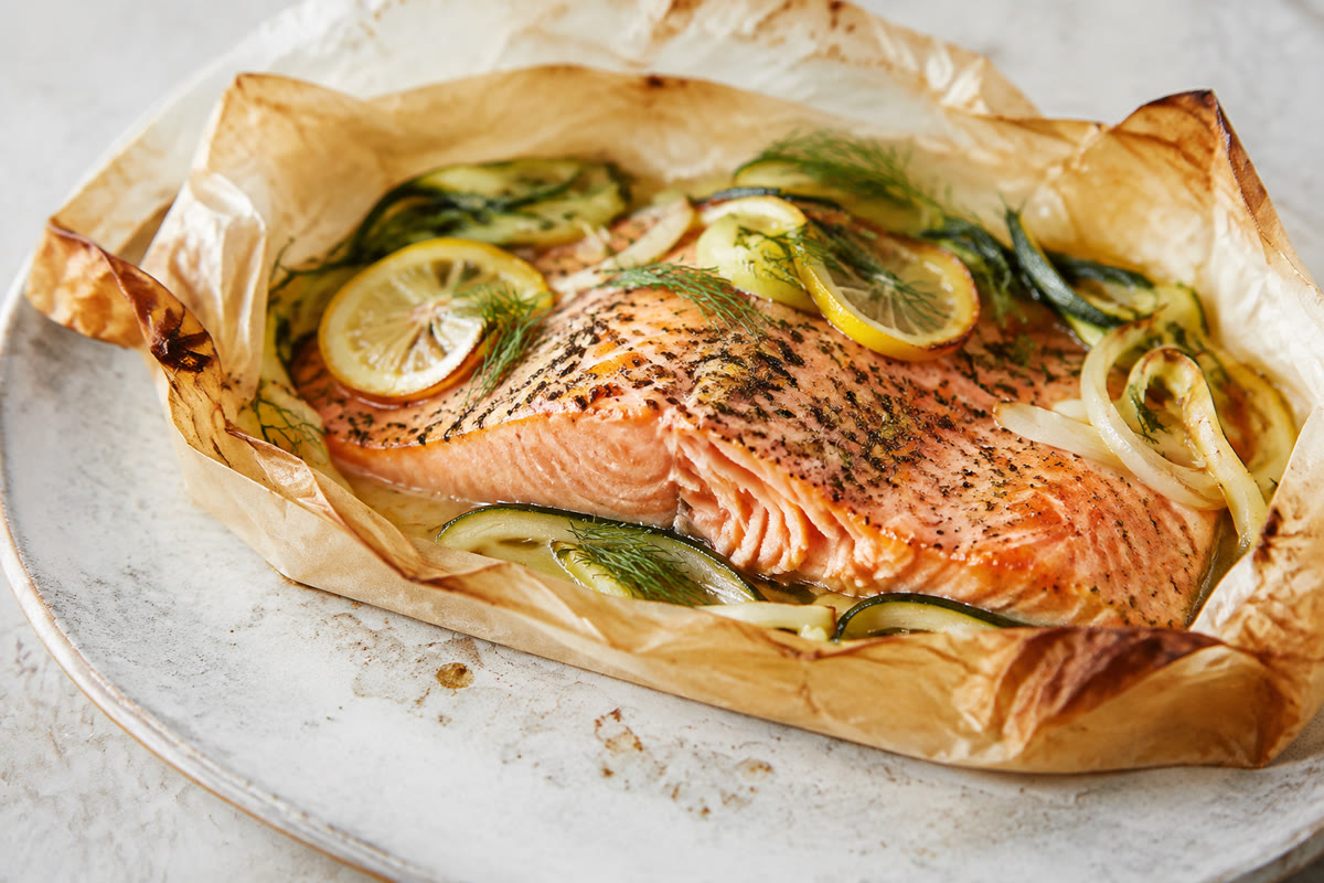Saumon en papillote ouvert avec citron, fenouil et courgette